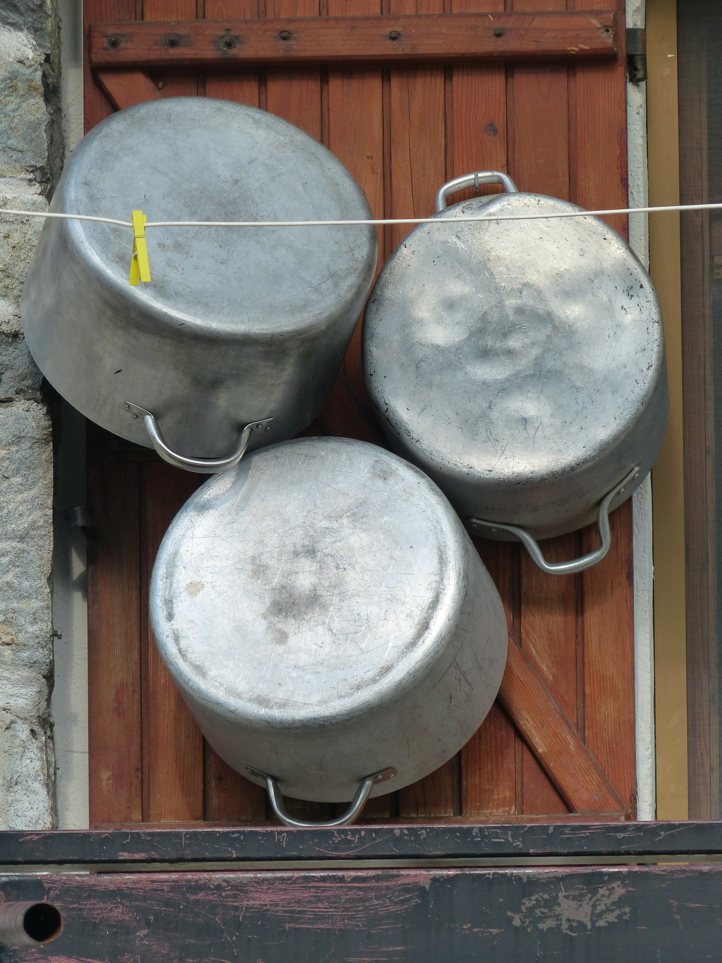 … aluminum pans, …